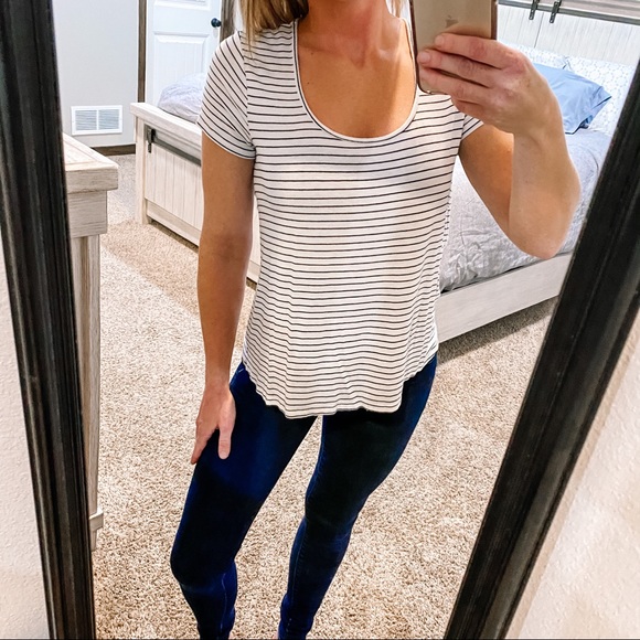 Forever 21 Tops - Forever 21 Black and White Scoop Neck Short Sleeve Striped Tee Women’s Sz Medium